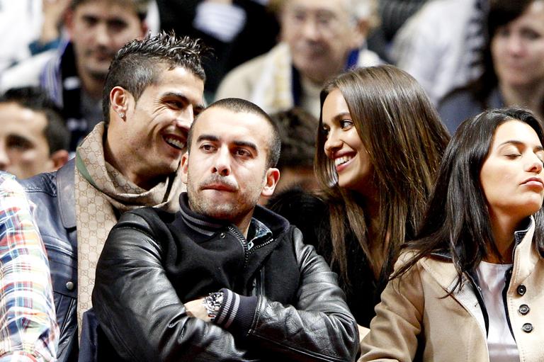 Cristiano Ronaldo e Irina Shayk trocam carinhos em jogo de basquete