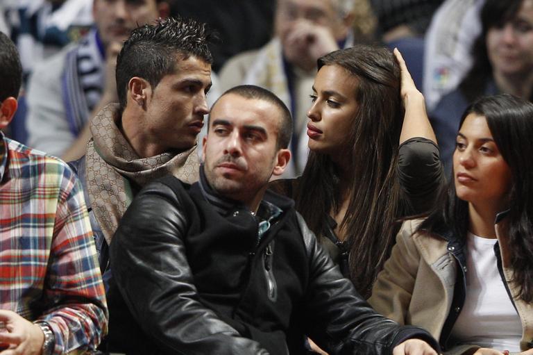 Cristiano Ronaldo e Irina Shayk em jogo de basquete na Espanha