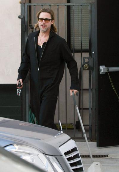 Brad Pitt é visto circulando de bengala por Bervely Hills
