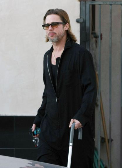 Brad Pitt é visto circulando de bengala por Bervely Hills