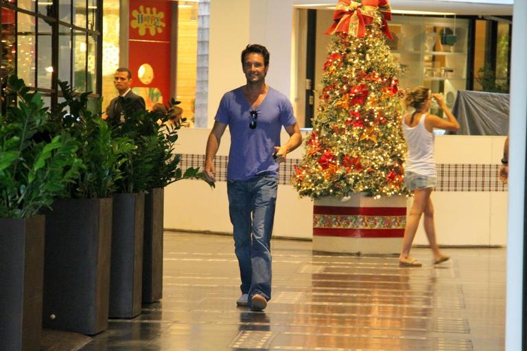 Rodrigo Santoro esbanja charme em shopping no Rio de Janeiro