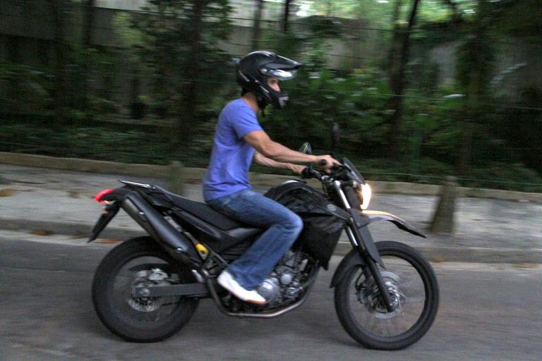 Rodrigo Santoro vai embora em sua moto