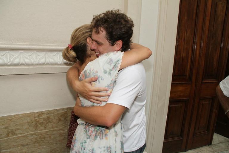 Cissa Guimarães e filho João Velho se abraçam após espetáculo teatral Chagall 
