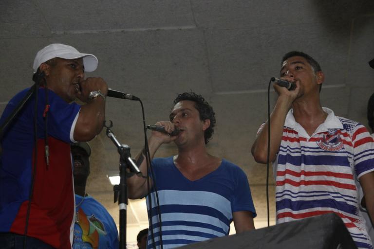 Alexandre Nero solta a voz na quadra da escola de samba União da Ilha