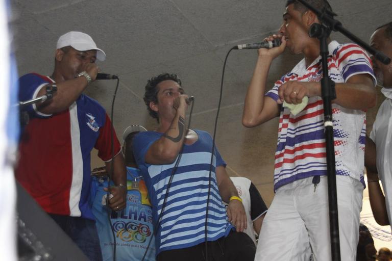 Alexandre Nero solta a voz na quadra da escola de samba União da Ilha