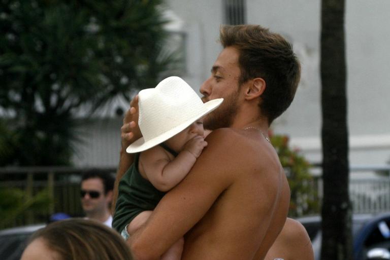Renan Abreu com Romeo, marido e filho de Priscila Fantin