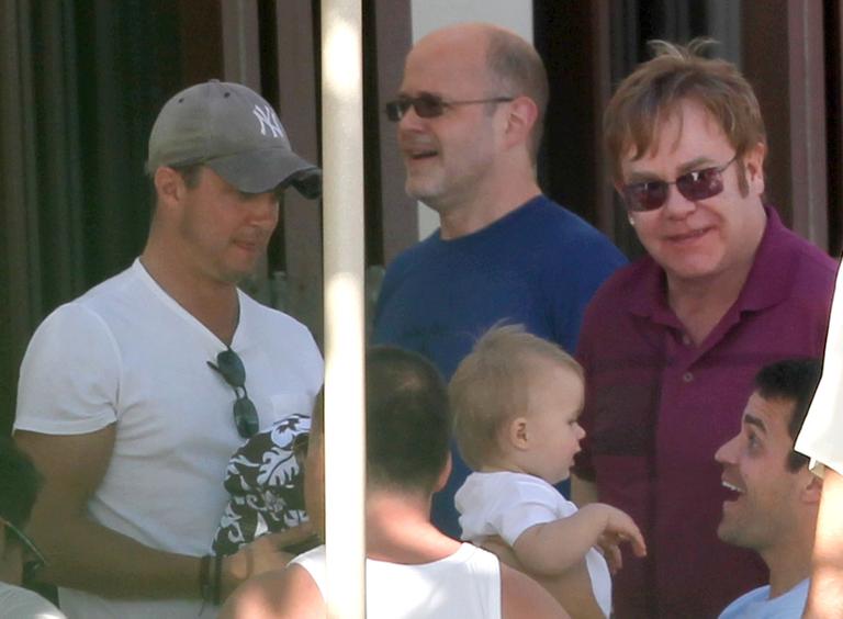 Elton John e amigo mimam o pequeno Zachary no Hawai