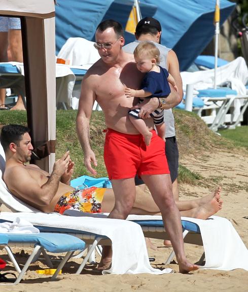David Furnish, parceiro de Elton John, com o filho, Zachary, em uma praia do Hawai 