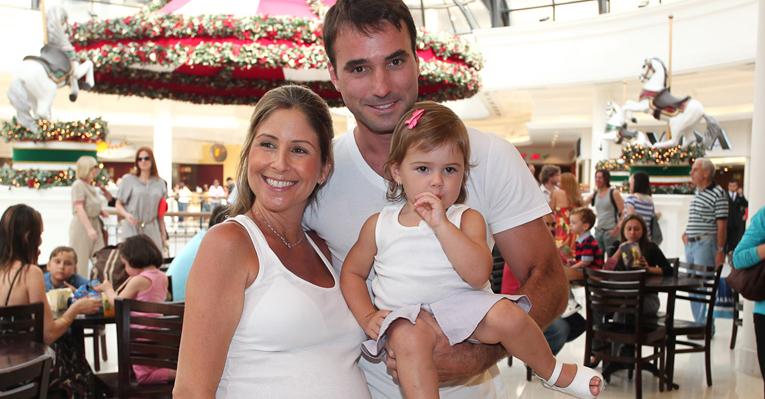 A grávida Patricia Maldonado ao lado do marido, Guilherme Arruda, e da filha, Nina