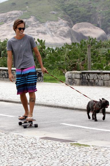 Paulinho Vilhena com seu cachorro no Rio de Janeiro