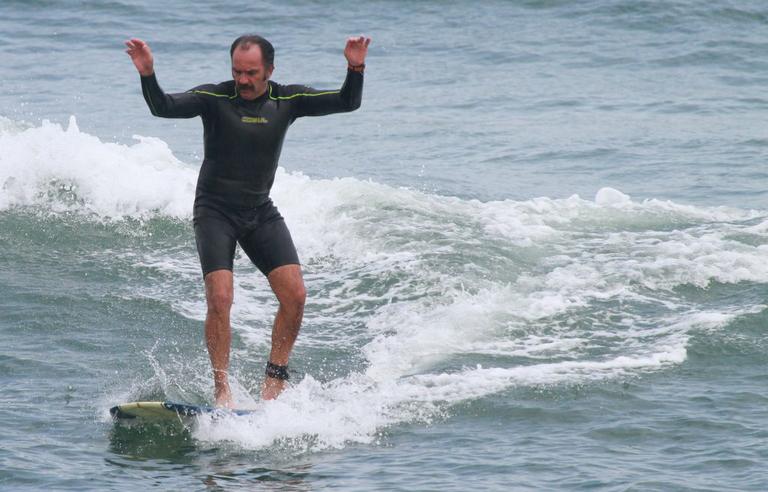 Humberto Martins surfa na praia do Recreio dos Bandeirantes