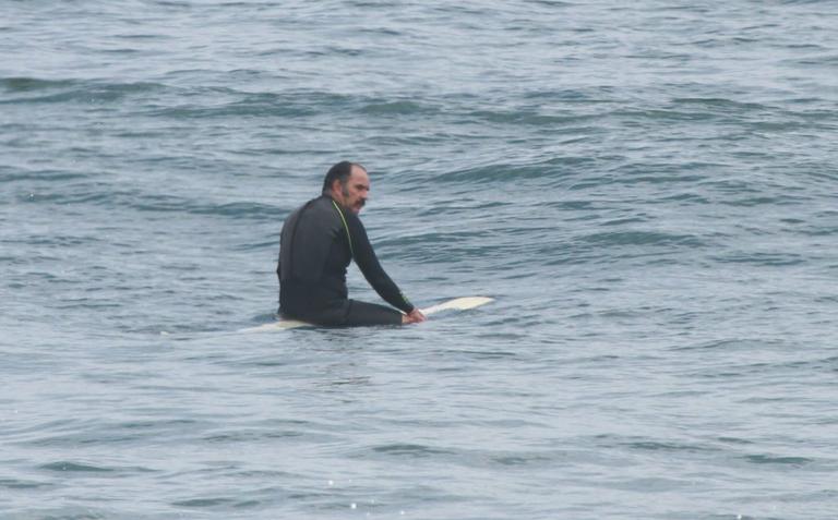 Humberto Martins surfa na praia do Recreio dos Bandeirantes