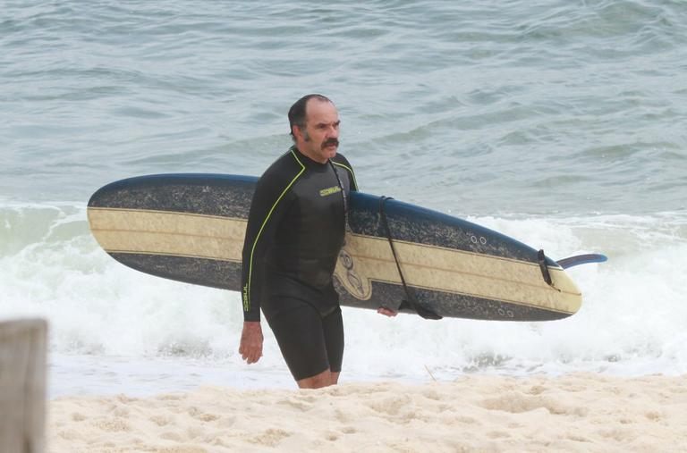 Humberto Martins deixa mar após surfar