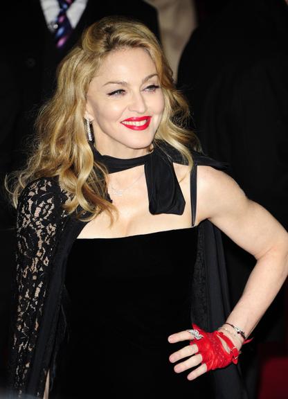 Madonna chama atenção com acessórios vermelhos na pré estreia de 'W.E.'