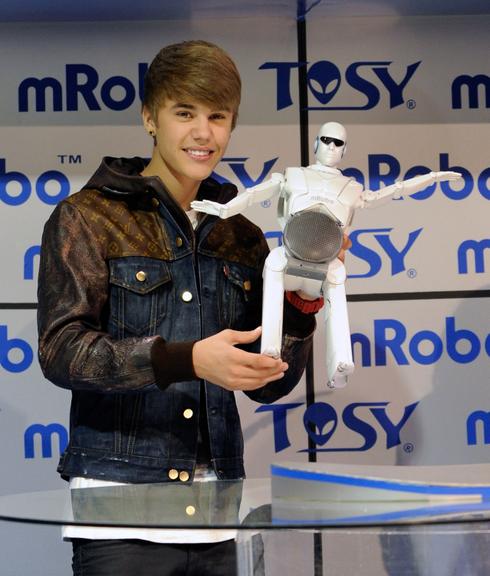 Justin Bieber brinca com robô que dança seus hits