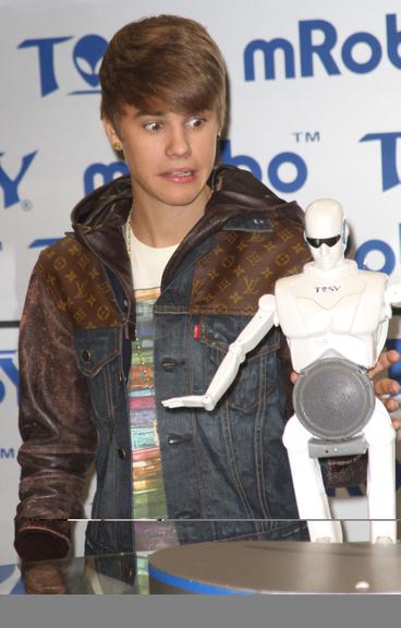 Justin Bieber brinca com robô que dança seus hits