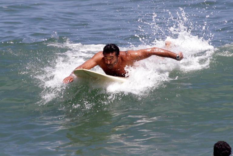 Luciano Szafir surfa no Rio de Janeiro