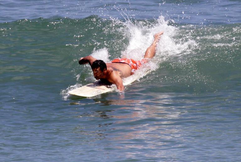 Luciano Szafir surfa no Rio de Janeiro