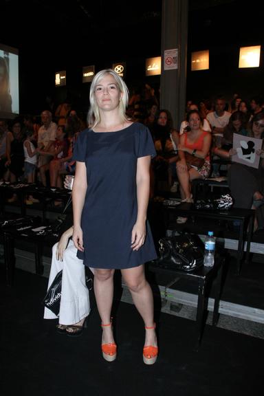 Natália Lage exibe um visual loiríssimo no Fashion Rio
