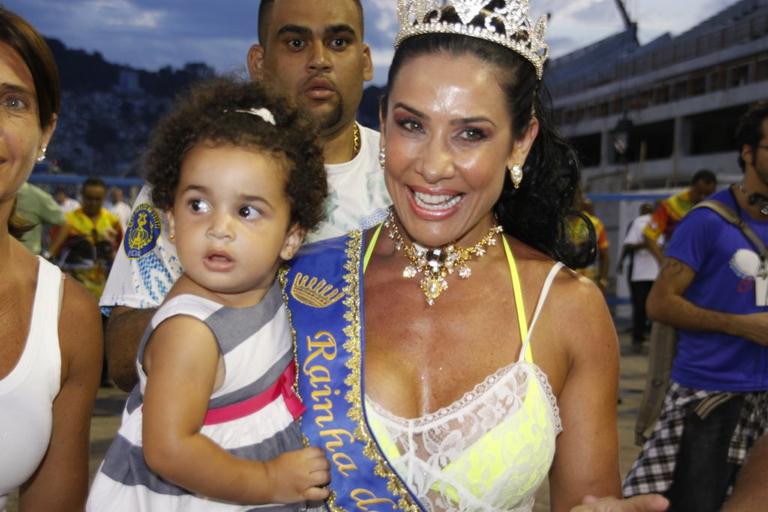 Scheila Carvalho desfila em ensaio com a pequena Giulia em seu colo