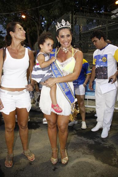 Scheila Carvalho desfila em ensaio com a pequena Giulia em seu colo