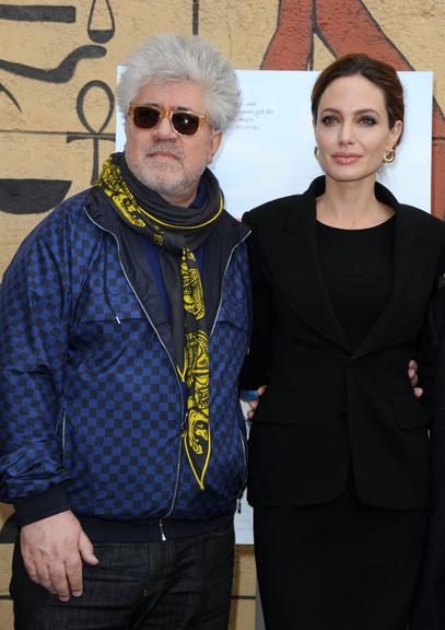 Angelina Jolie e Pedro Almodóvar prestigiam evento de cinema