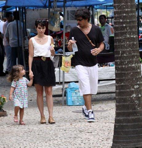 Débora e Daniel Alvim passeiam com Nina no Rio