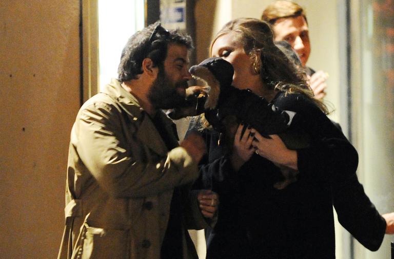 Adele comemora indicações a prêmio com o cachorro e o namorado