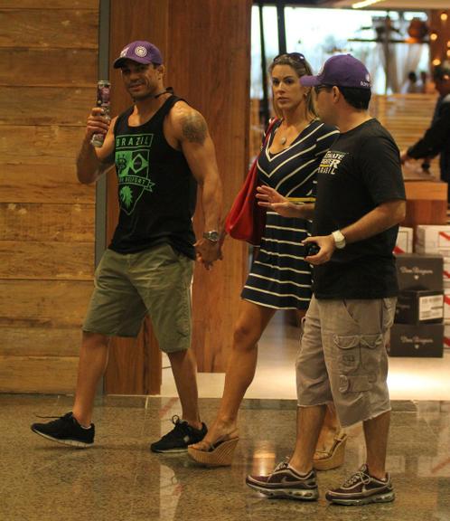 Vitor Belfort com a esposa Joana Prada em shopping no Rio de Janeiro