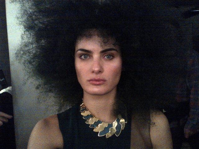 Isabeli Fontana divulga foto com peruca black power em seu perfil do Twitter