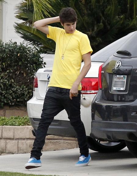Justin Bieber aparece com novo visual em passeio com Selena Gomez