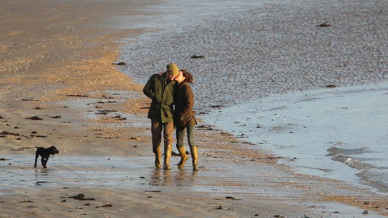 Kate Middleton e Príncipe William em passeio na praia