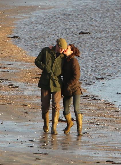 Kate Middleton e Príncipe William em passeio na praia