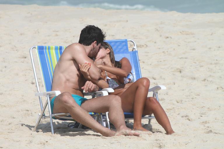 Adriana Santana e Rodrigo Gomes namoram na praia no Rio de Janeiro