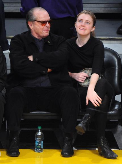 Jack Nicholson e filha Lorraine se divertem em jogo dos Lakers