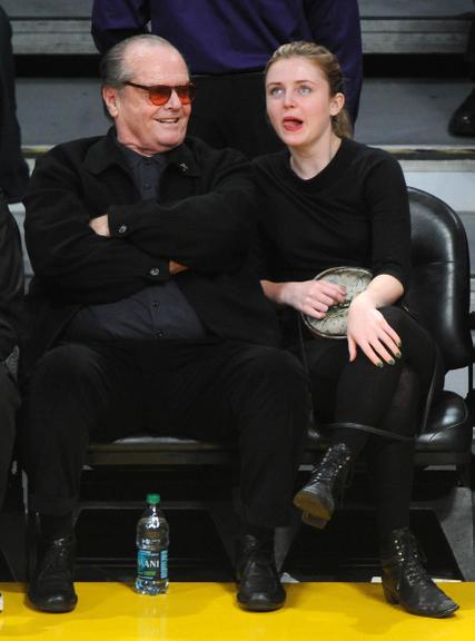 Jack Nicholson e filha Lorraine se divertem em jogo dos Lakers