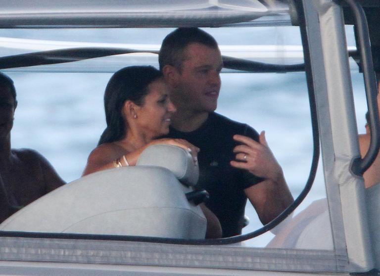 Matt Damon, sua esposa e amigos desfrutam passeio de barco na França