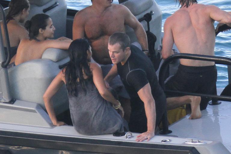 Matt Damon, sua esposa e amigos desfrutam passeio de barco na França