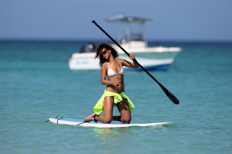 Rihanna mostra boa forma nas águas do Havaí
