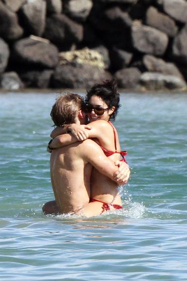 Vanessa Hudgens curte seu novo amor, Austin Butler, nas Ilhas do Havaí