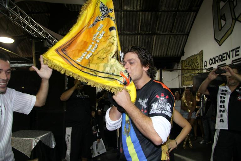 Fabio Assunção visita a Gaviões da Fiel, em São Paulo, e posa com as musas da escola