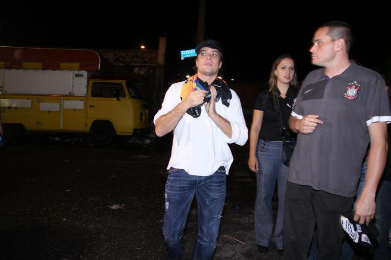 Fabio Assunção visita a Gaviões da Fiel, em São Paulo, e posa com as musas da escola