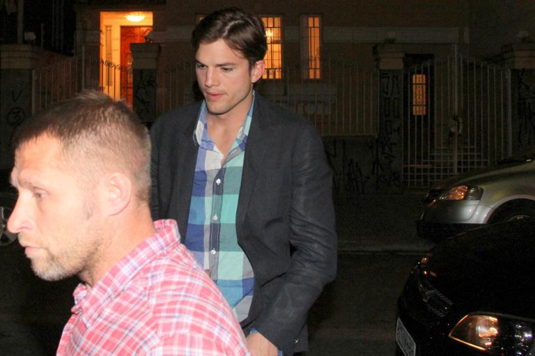 Cercado de seguranças, Ashton Kutcher causa tumulto em boate paulista