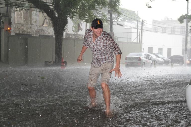Ashton Kutcher 'surfa nas águas' de São Paulo
