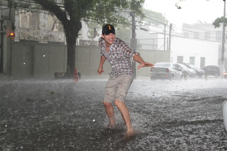 Ashton Kutcher 'surfa nas águas' de São Paulo