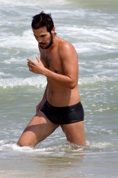 Bruno Ferrari toma banho de mar