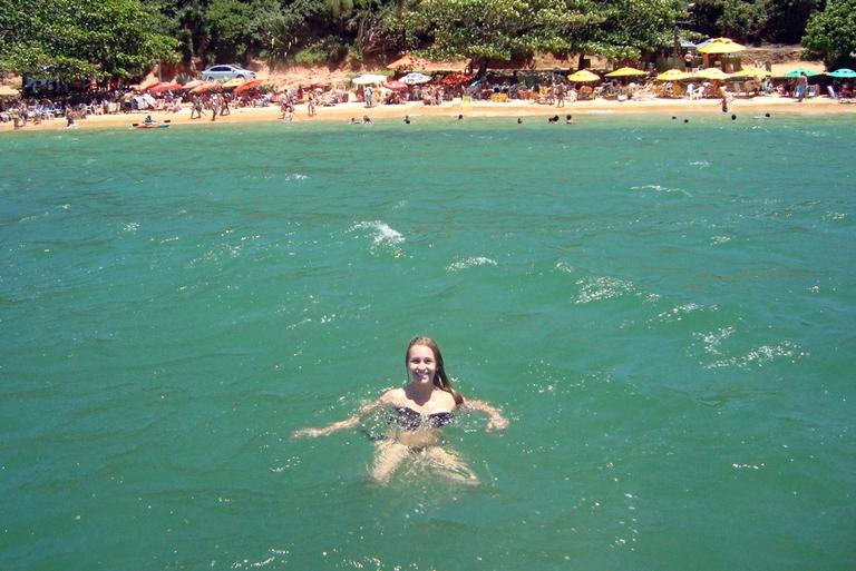 Atriz Carla Diaz mergulha nas lindas águas de Búzios