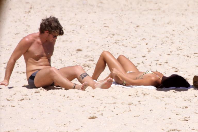 Ísis Valverde na praia com o namorado