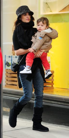 Penélope Cruz passeia com seu primogênito Leo em Londres