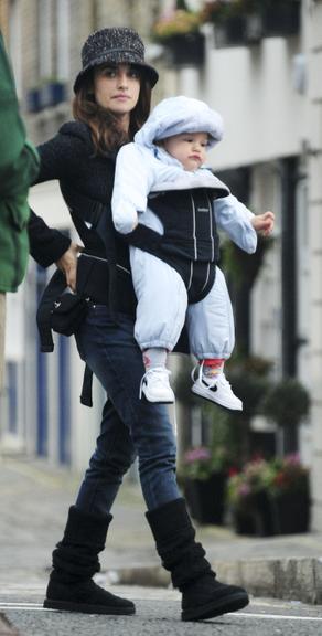 Penélope Cruz passeia com seu primogênito Leo em Londres